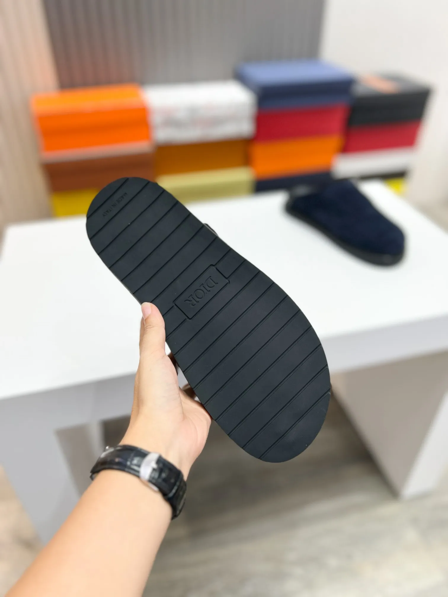 P380 [DIOR] Size 39-44 (38.45 custom-made) 2025ss Dior’s latest men’s slippers are a must-have. Dior Alias ​​Men's Genuine Leather Slippers This summer new Alias ​​sandal embodies a casual and elegant style. Carefully crafted from grained cow leather and Oblique printed fabric, with cowhide lining! Cross-strap design with metal-clad brass CD Diamond logo. The imported cowhide leather and rubber sole adds sophistication and comfort, while Oblique print-effect anti-slip panels add style. No. 012